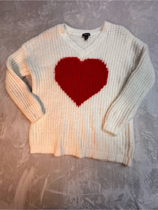 torrid Sweaters - Torrid Ivory Red Heart Chunky Knit V-Neck Sweater Size 00 (M/L) Cozy Valentine